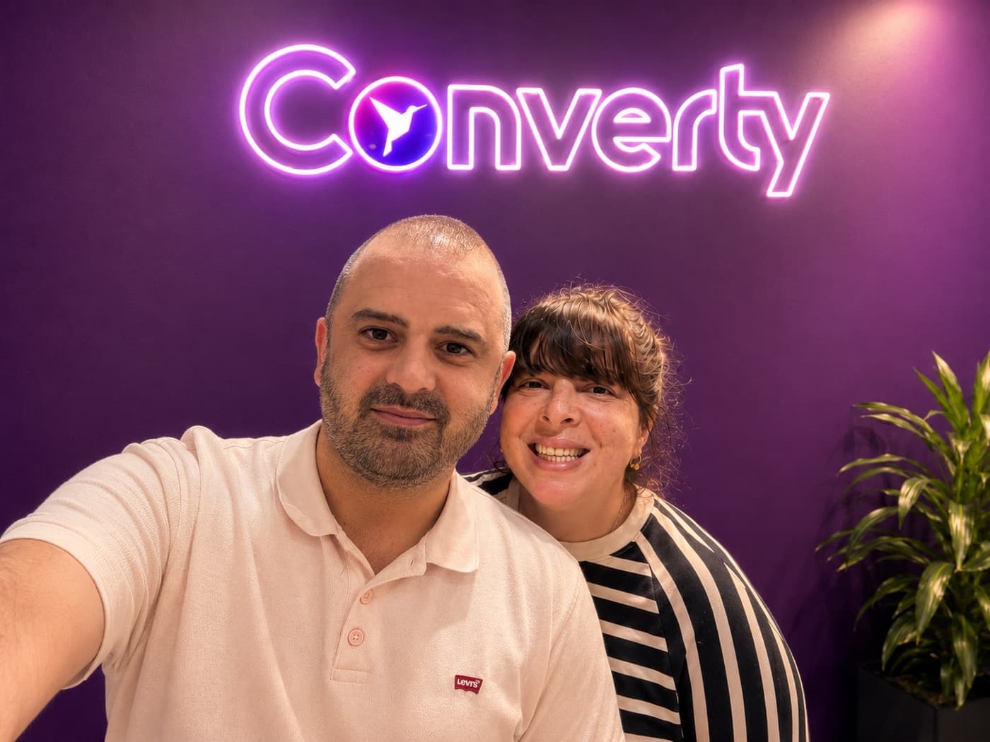 אלון משה ואוסי פרנס מול שלט Converty